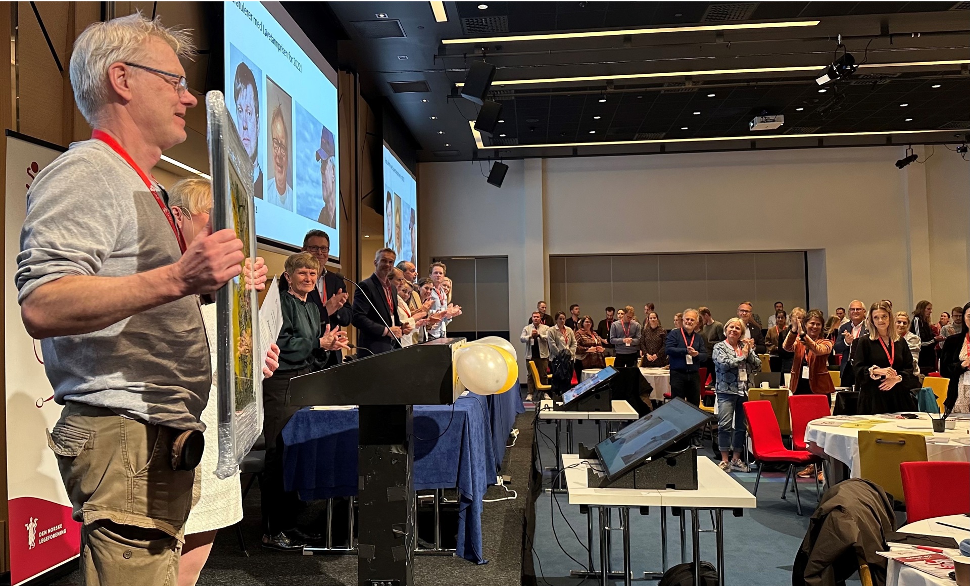 Peter Prydz mottar Løvetannpris 2023 på NFA årsmøtet i mai 2023