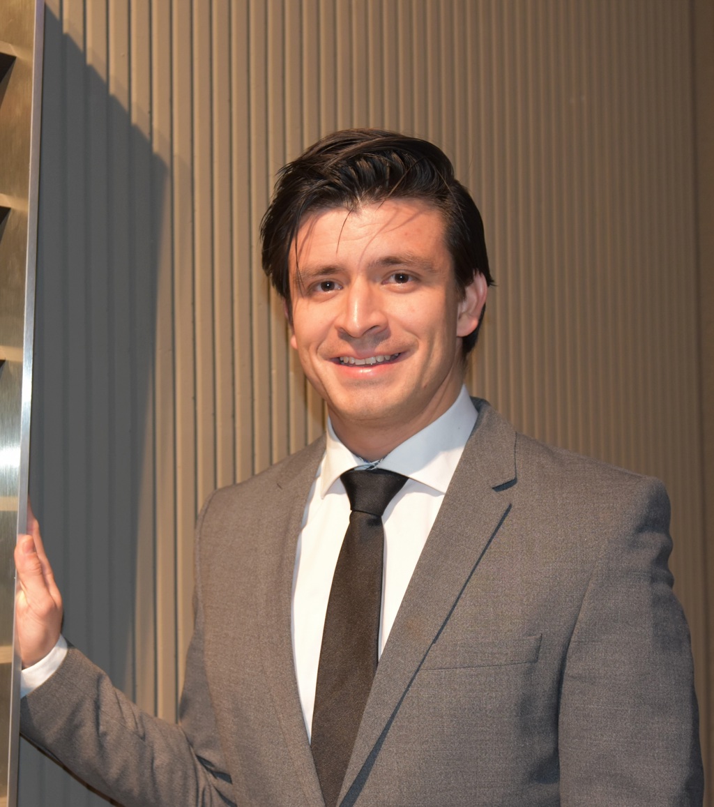 Man in suit. Juan Carlos Aviles Solis foto lisbeth nilsen