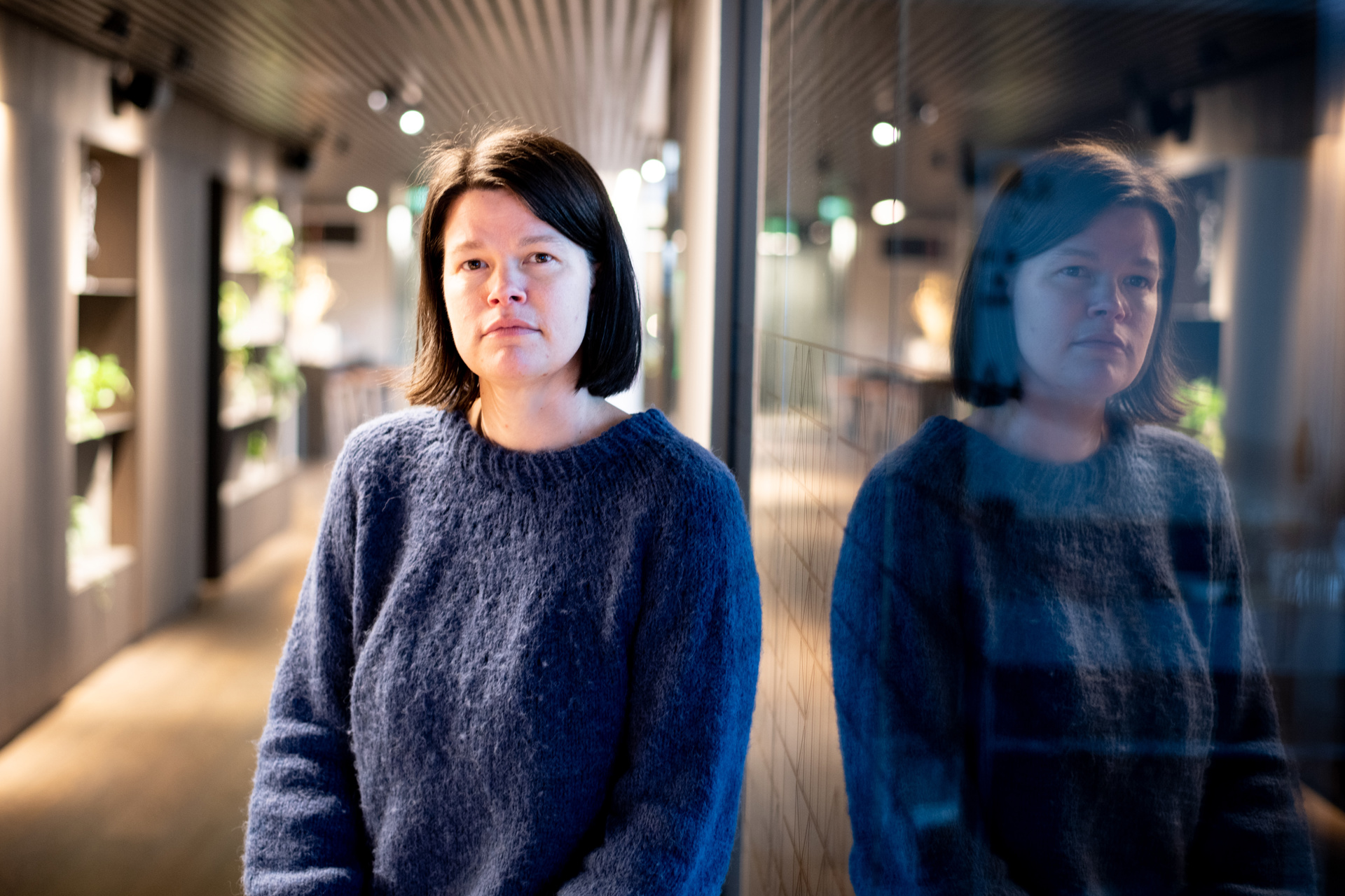 Woman with side reflection in mirror. Anja Brænd, foto vidar sandnes