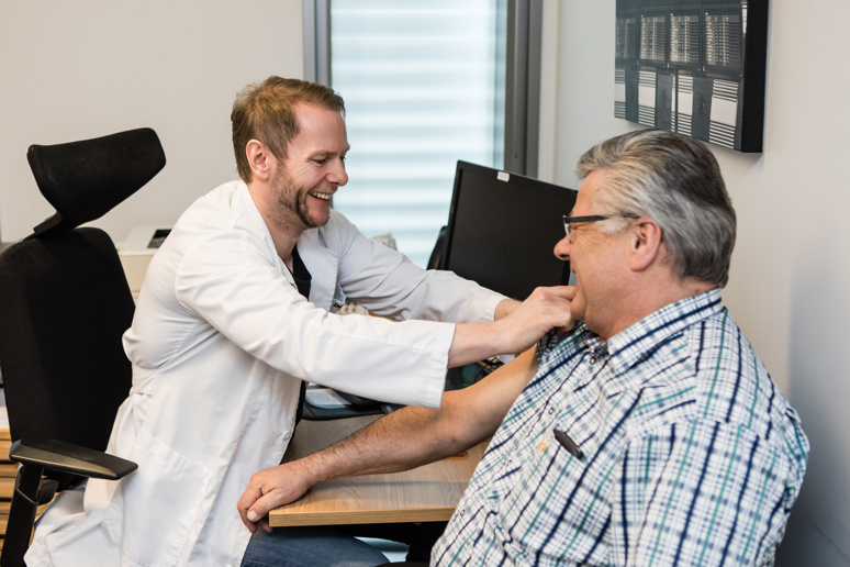 Middelaldrene mann snakker med en lege. Foto Legeforeningen/Thomas B. Eckhoff