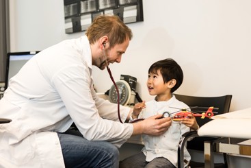 En lege som undersøker et barn. Foto: Legeforeningen/Thomas B. Eckhoff