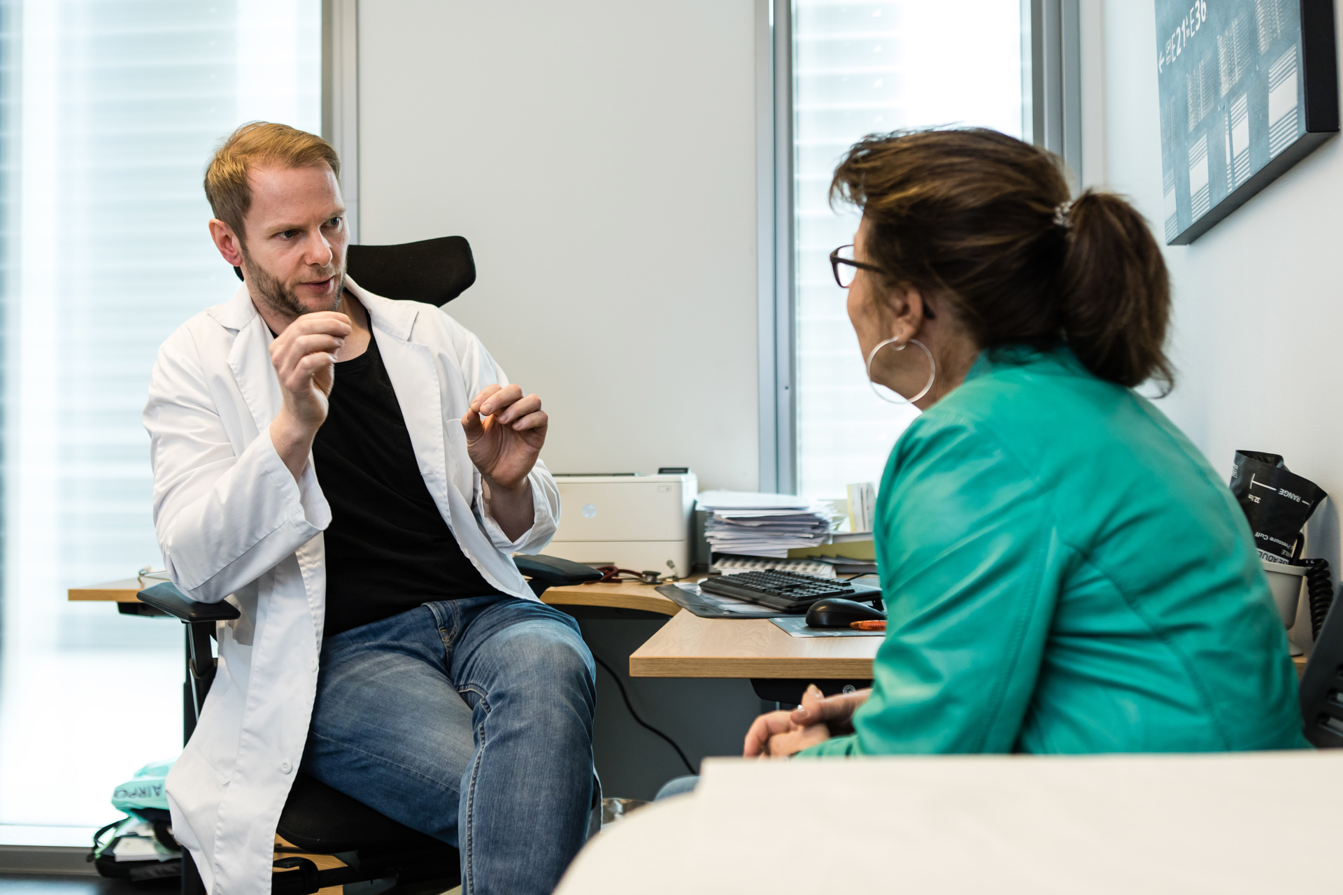 Lege som forklarer noe for en pasient. Foto: Legeforeningen/Thomas B. Eckhoff