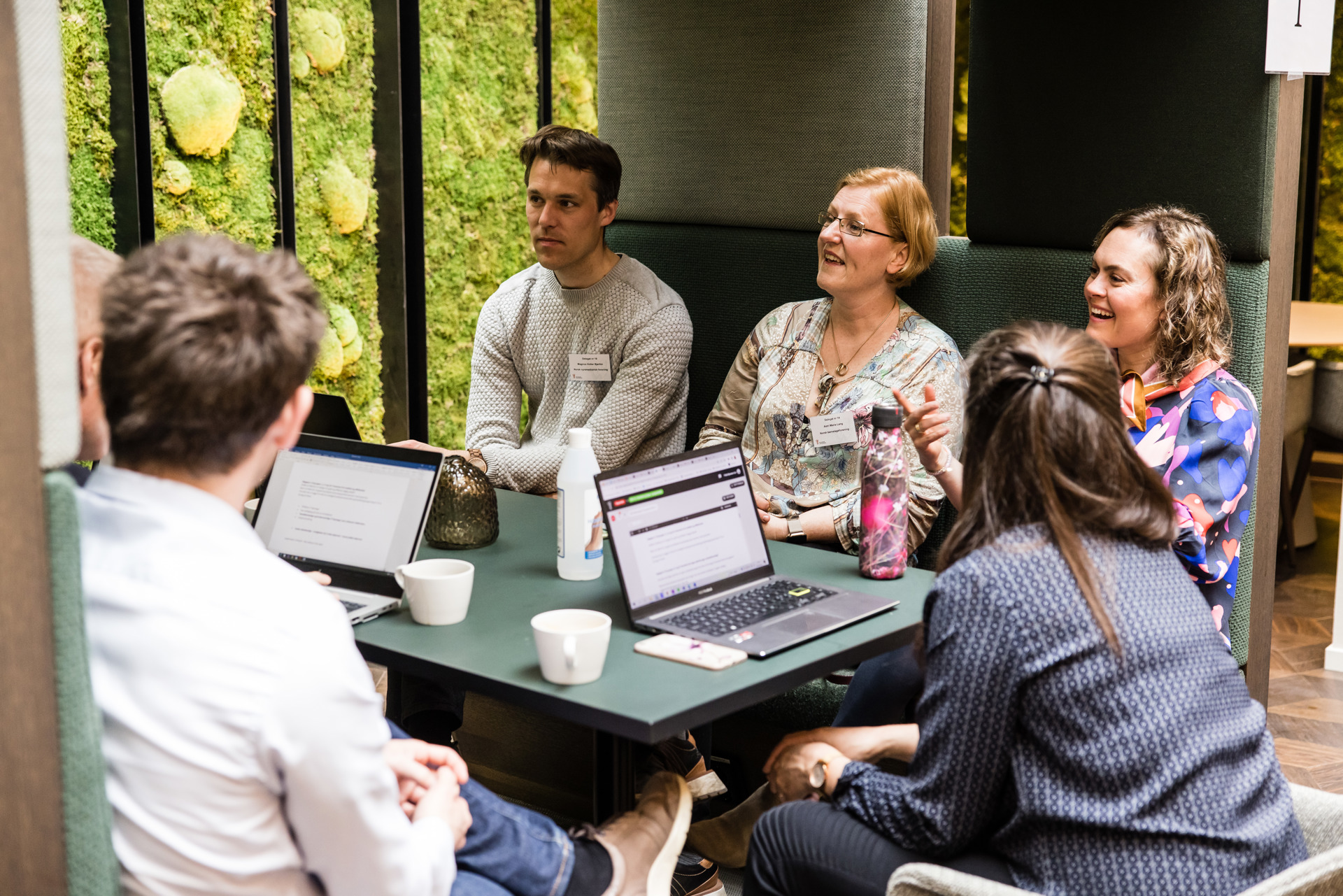 En gruppe som sitter og snakker. Foto: Legeforeningen/Thomas B. Eckhoff