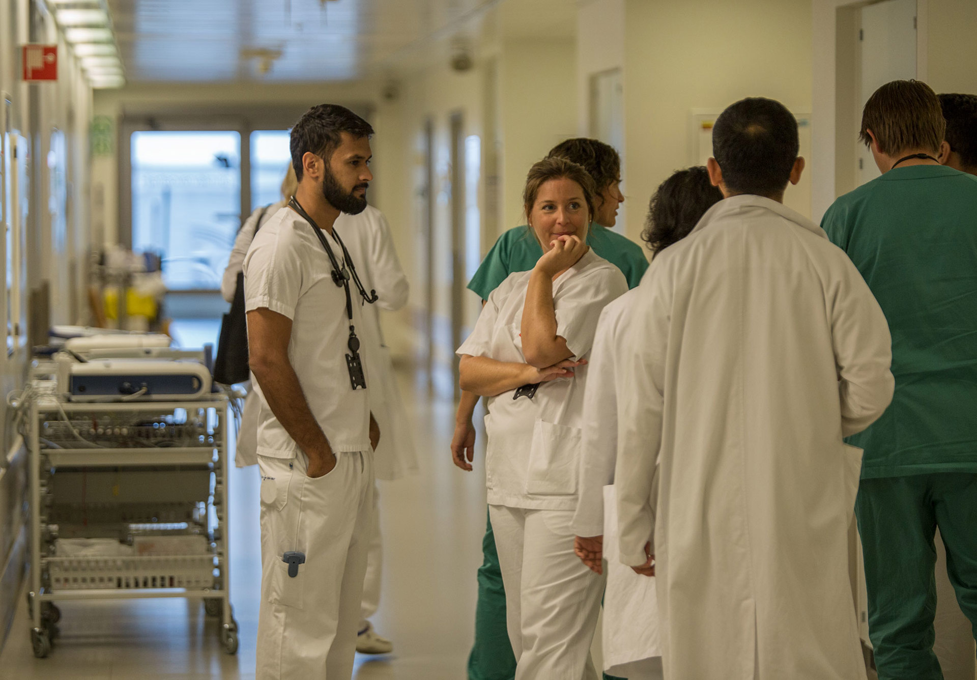 Leger og annet helsepersonell stående i en sykehuskorridor. Foto: Legeforeningen/Thomas B. Eckhoff
