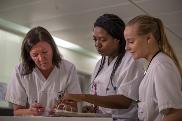 Leger som diskuterer på Hjerteavdelingen Ahus. FOTO: Thomas Barstad Eckhoff/Legeforeningen