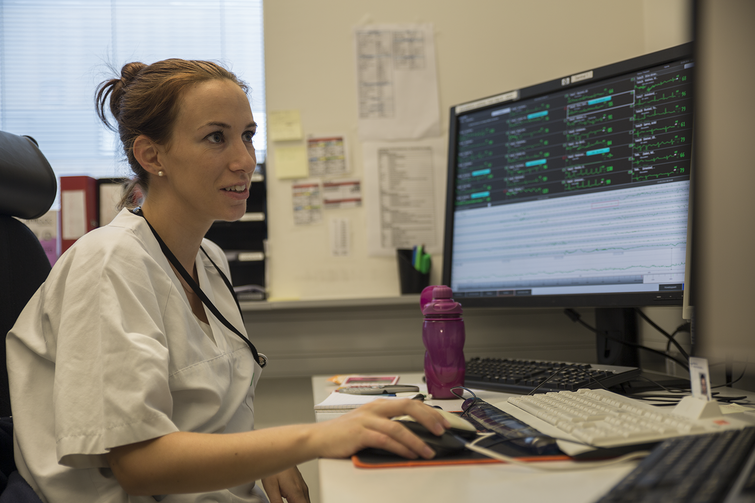 Dame som sitter å jobber på en pc. Foto: Legeforeningen/Ahus - Thomas B. Eckhoff
