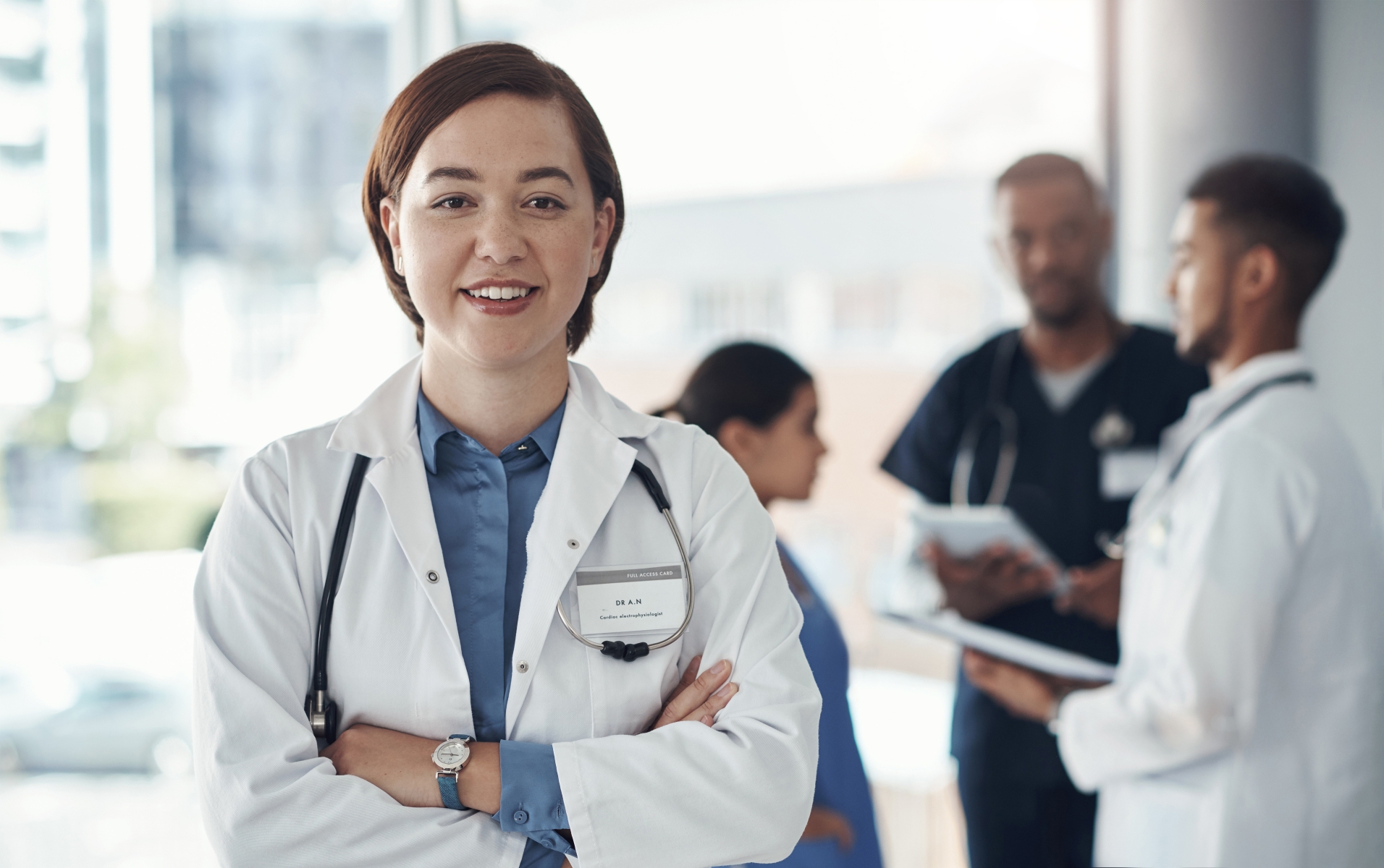 Kvinnelig lege som står med kryssede armer. Foto: Mostphotos.com