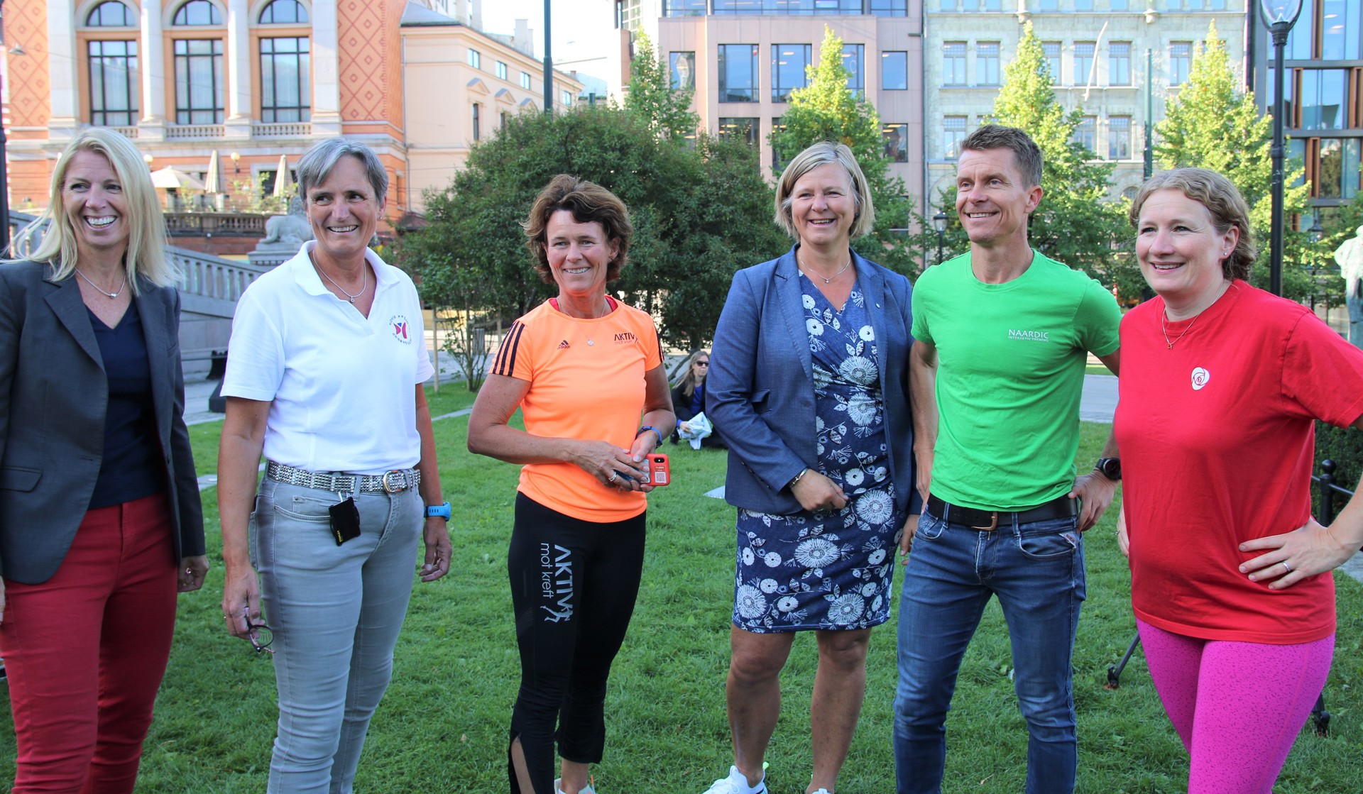 DIGITAL GYMTIME: I forkant av rapportlanseringen arrangerte Alliansen for én times daglig fysisk aktivitet i skolen en digital gymtime foran Stortinget. Her ved (fra venstre) Mina Gerhardsen, generalsekretær i Nasjonalforeningen for folkehelse, Gerty Lund, forbundsleder i Norsk fysioterapeutforbund, Helle Aanesen, daglig leder i Aktiv mot kreft, Anne-Karin Rime, president i Legeforeningen, Ole Petter Hjelle, lege og førstelektor ved Universitetet i Sørøst-Norge og Tuva Moflag, Stortingsrepresentant for Arbeiderpartiet. Foto: Vilde Baugstø.