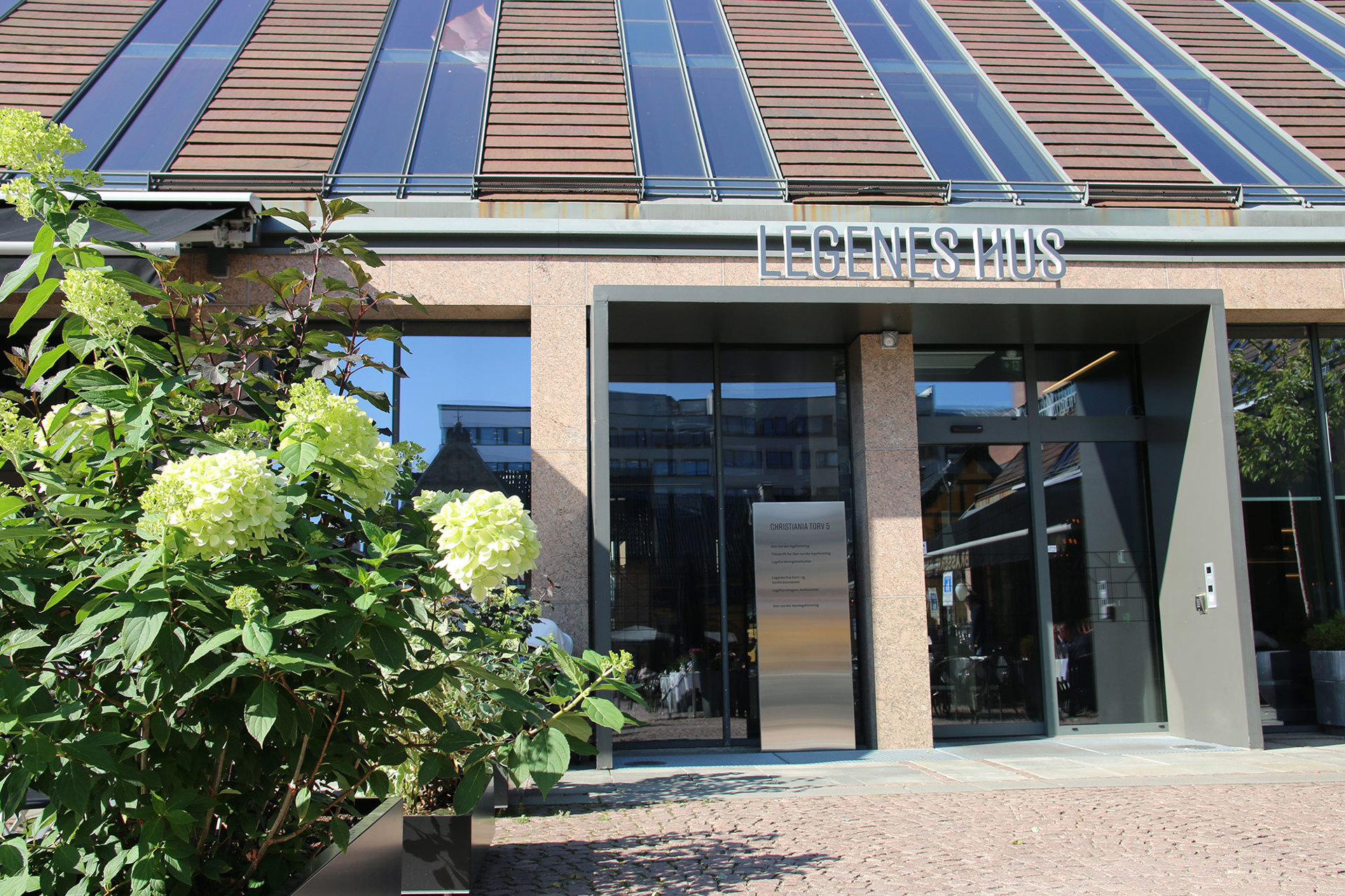 Legenes hus inngangsparti. Foto: Legeforeningen