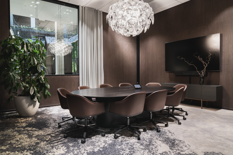 Oversikt over møtebord med AV-utstyr