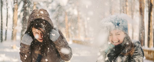 Illustrasjonsbilde, utendørs, snø, skog, to damer som koser seg.