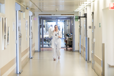 Lege gående i en sykehuskorridor. Foto Thomas Barstad Eckhoff