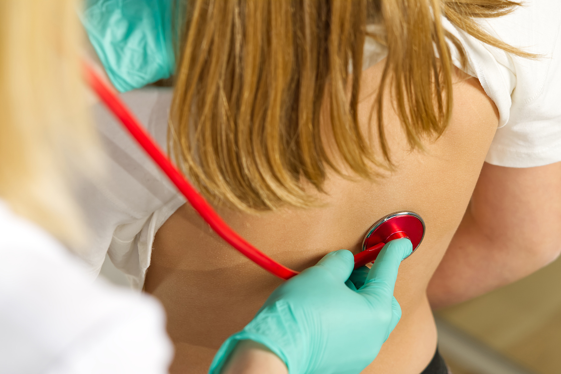 jente blir undersøkt