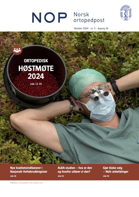 Kirurg med lupebriller i skogen med tyttebær i spann