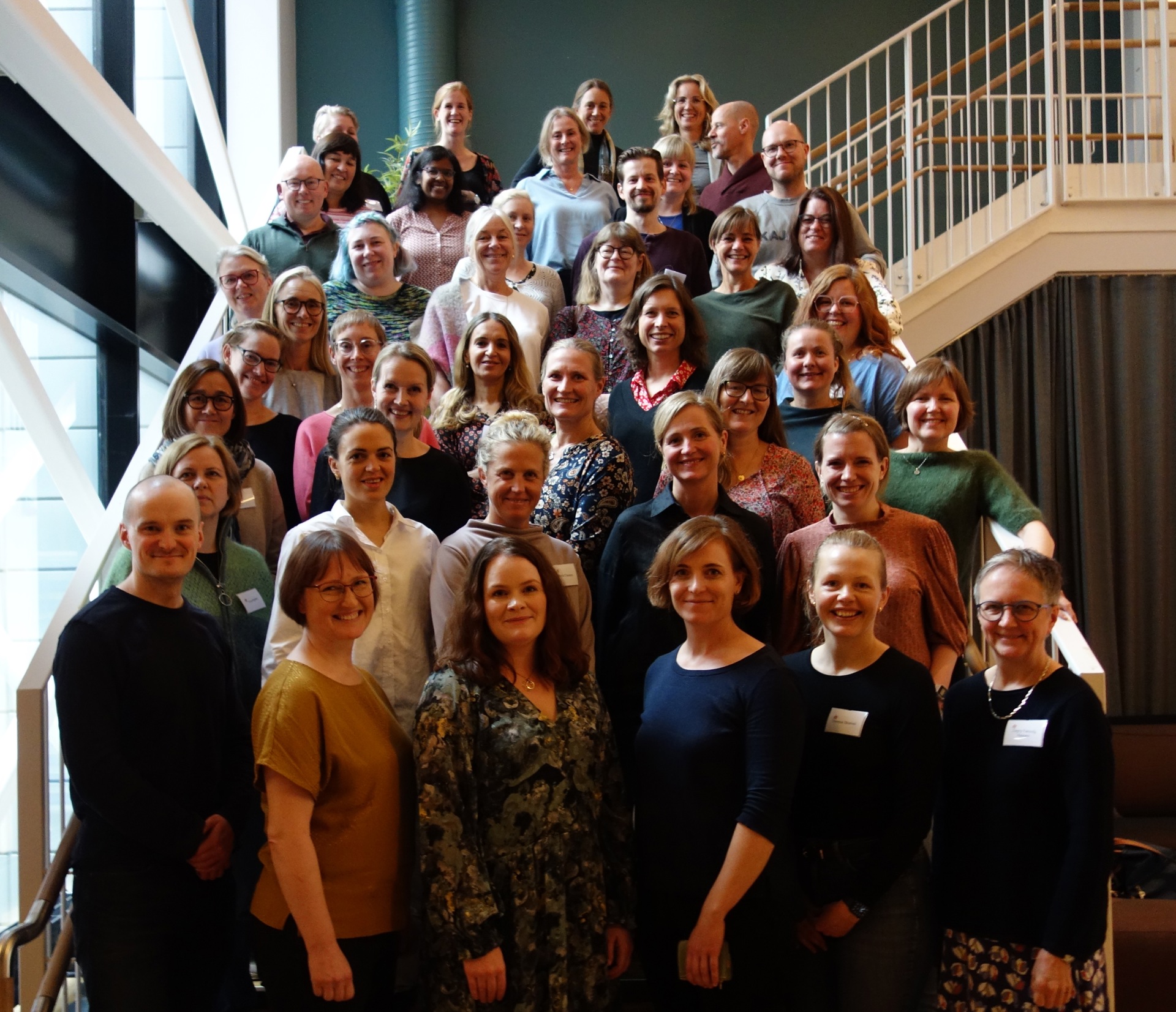 Deltakerne på det 11. kullet av Nordic Specialist Course in Paliative Medicine samlet i trappen på Scandic Lerkendal, Trondheim, september 2023