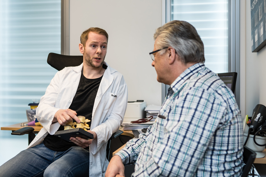 Lege forklarer noe for pasient