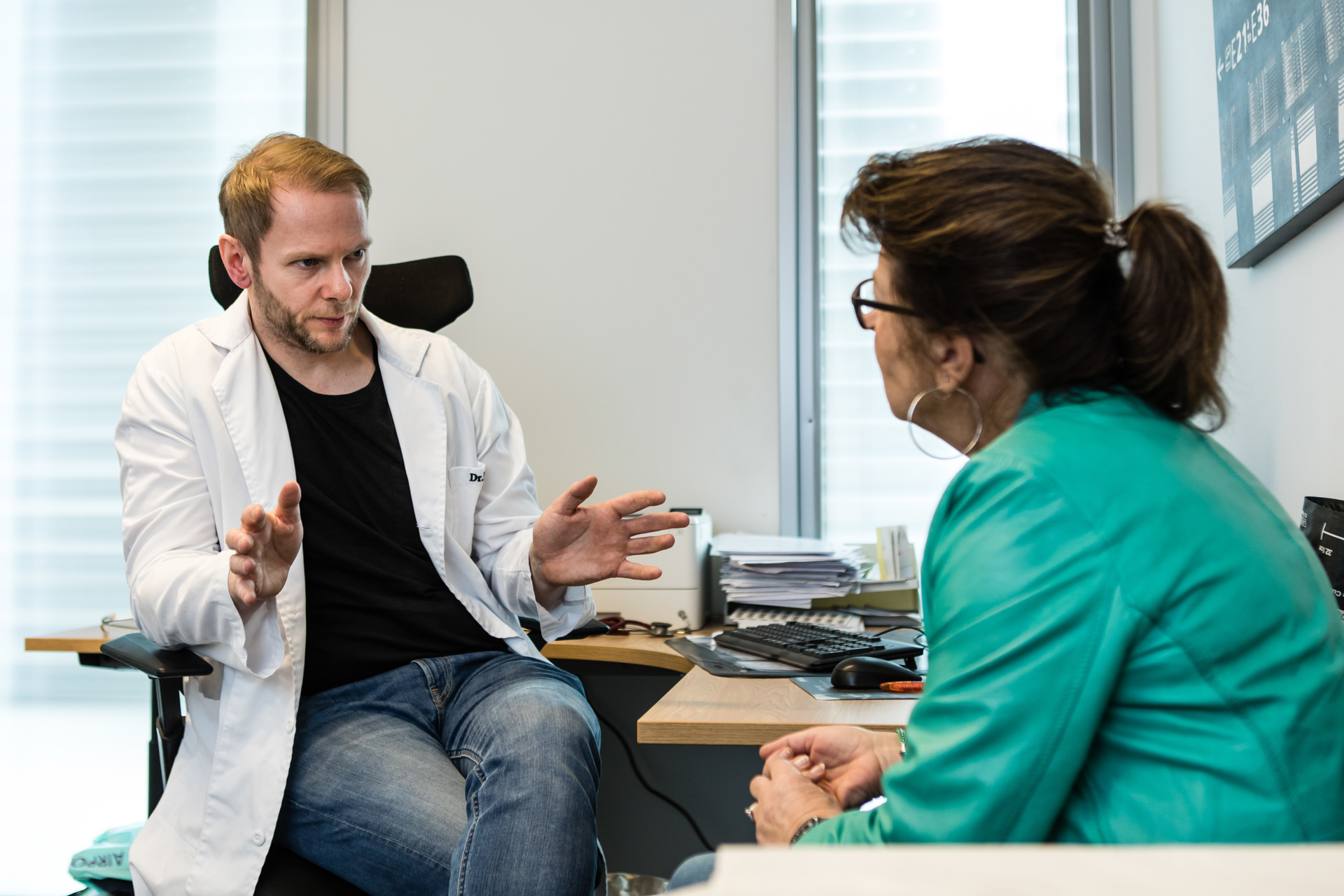 Lege snakker med pasient