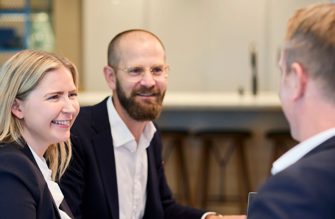 Tre advokater som sitter å snakker. Foto: Akademikerne pluss