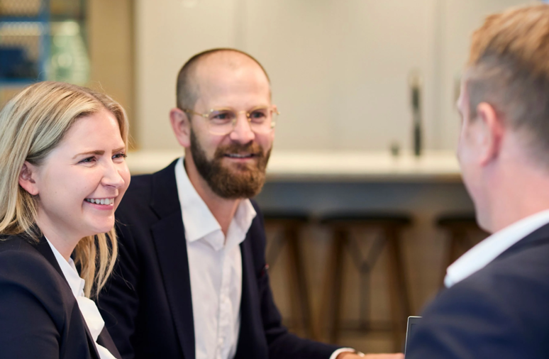 Tre advokater som sitter å snakker. Foto: Akademikerne pluss